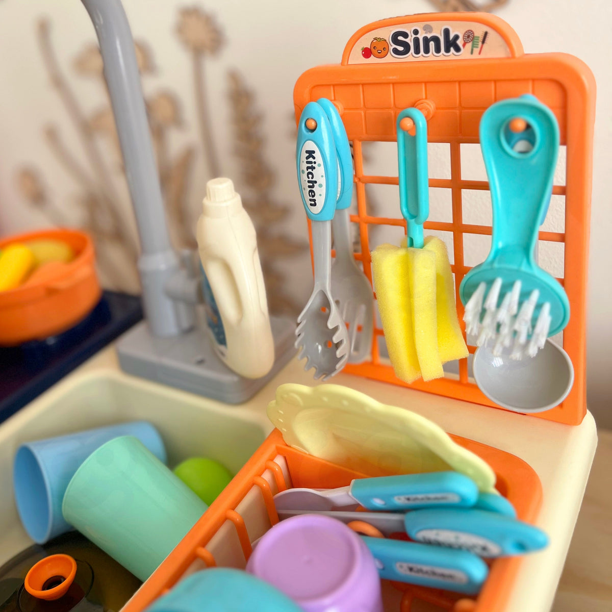 Woopie 2-in-1 rotaļu izlietne – žāvētājs ar nomazgātiem traukiem