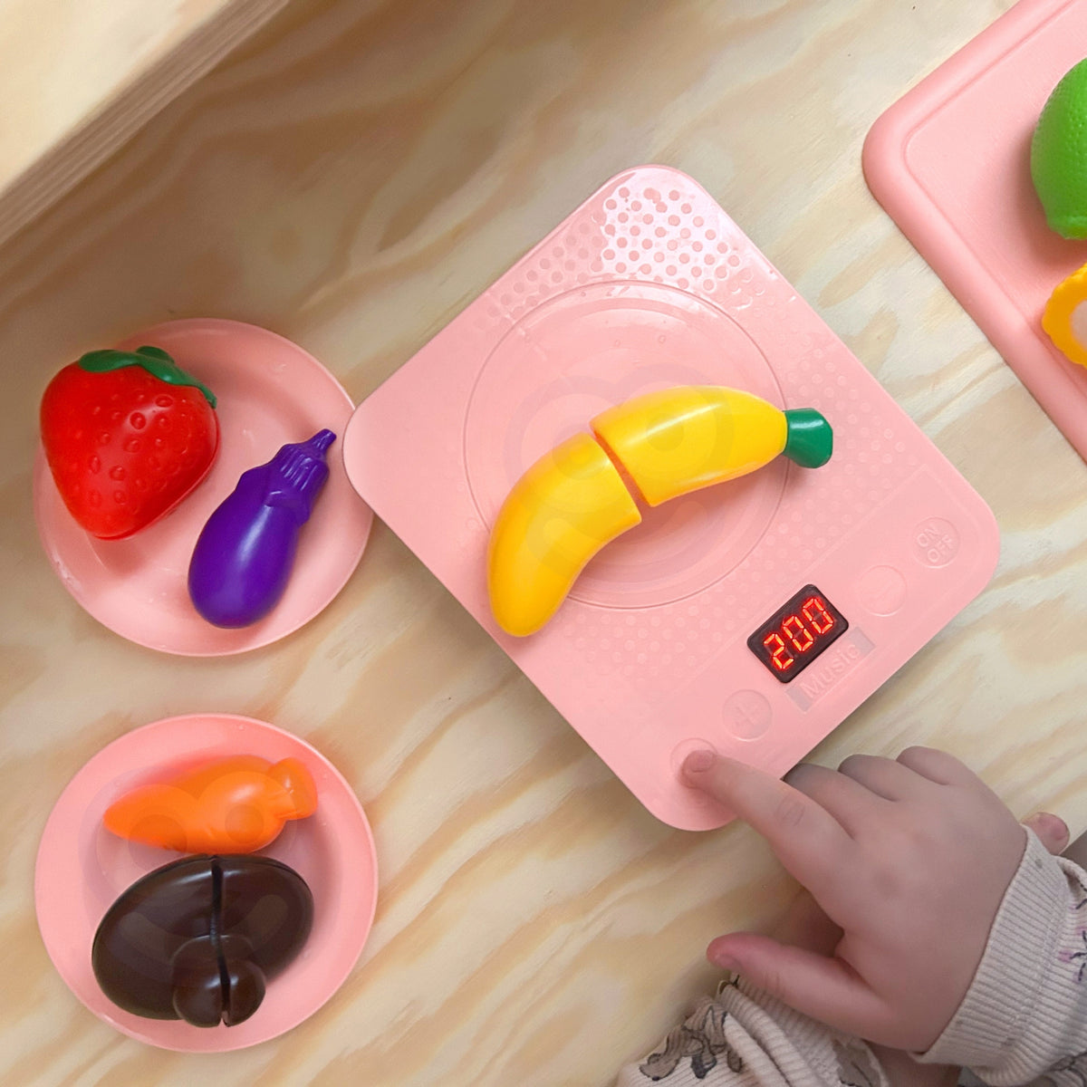 Mini stove with play food that can be cut on Velcro