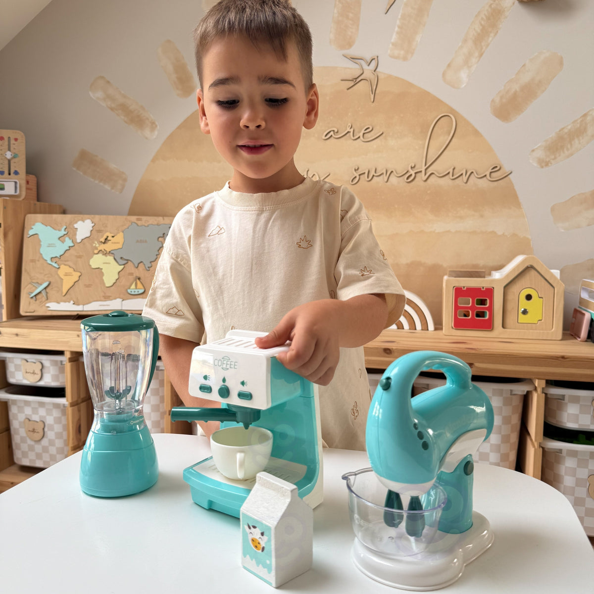 Toy appliances – coffee maker that pours water