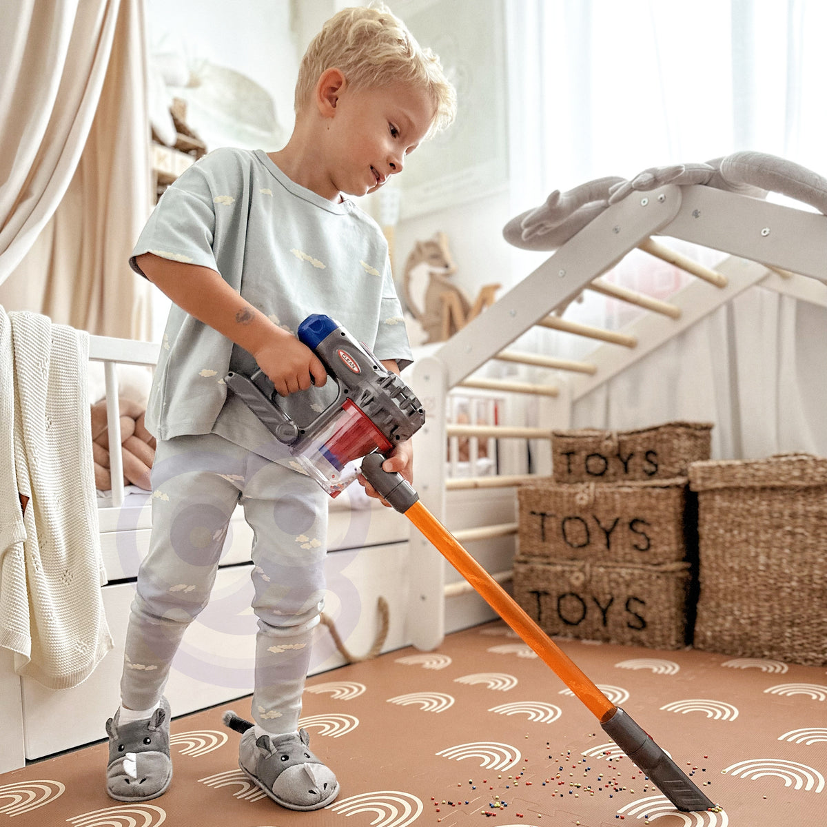 Toy vacuum cleaner with a removable dust container