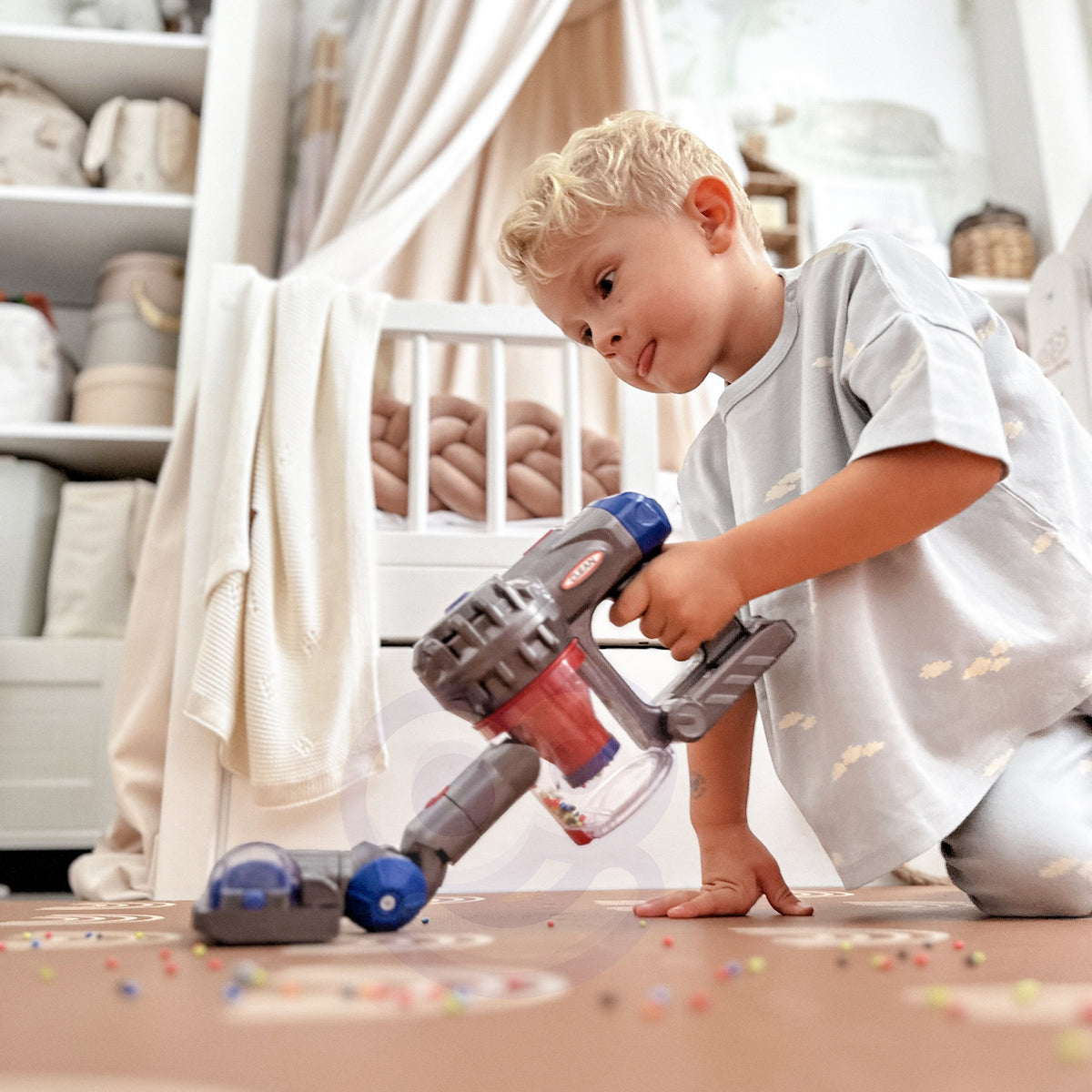 Kids' vacuum that picks up small crumbs and confetti
