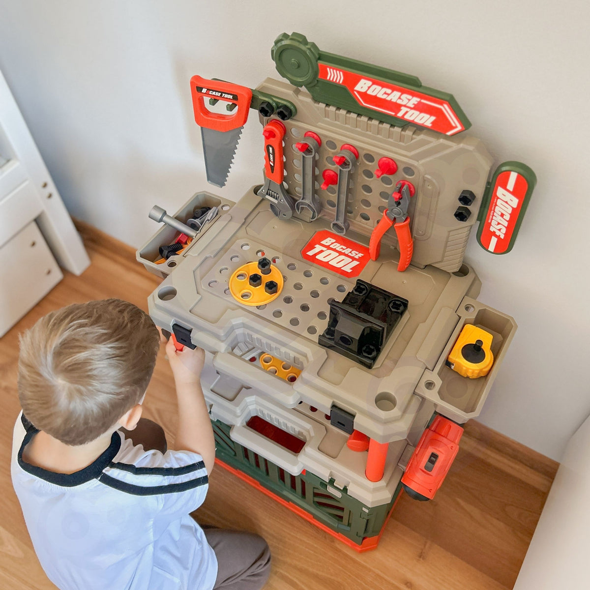Woopie 4-in-1 workbench – child working for kids