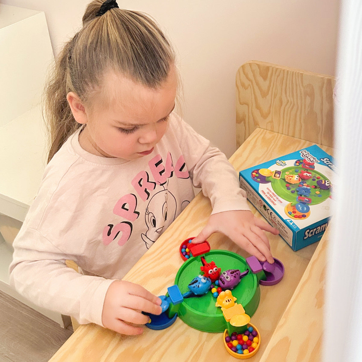 Krāsainas bumbiņas ripo spēles laukuma vidū