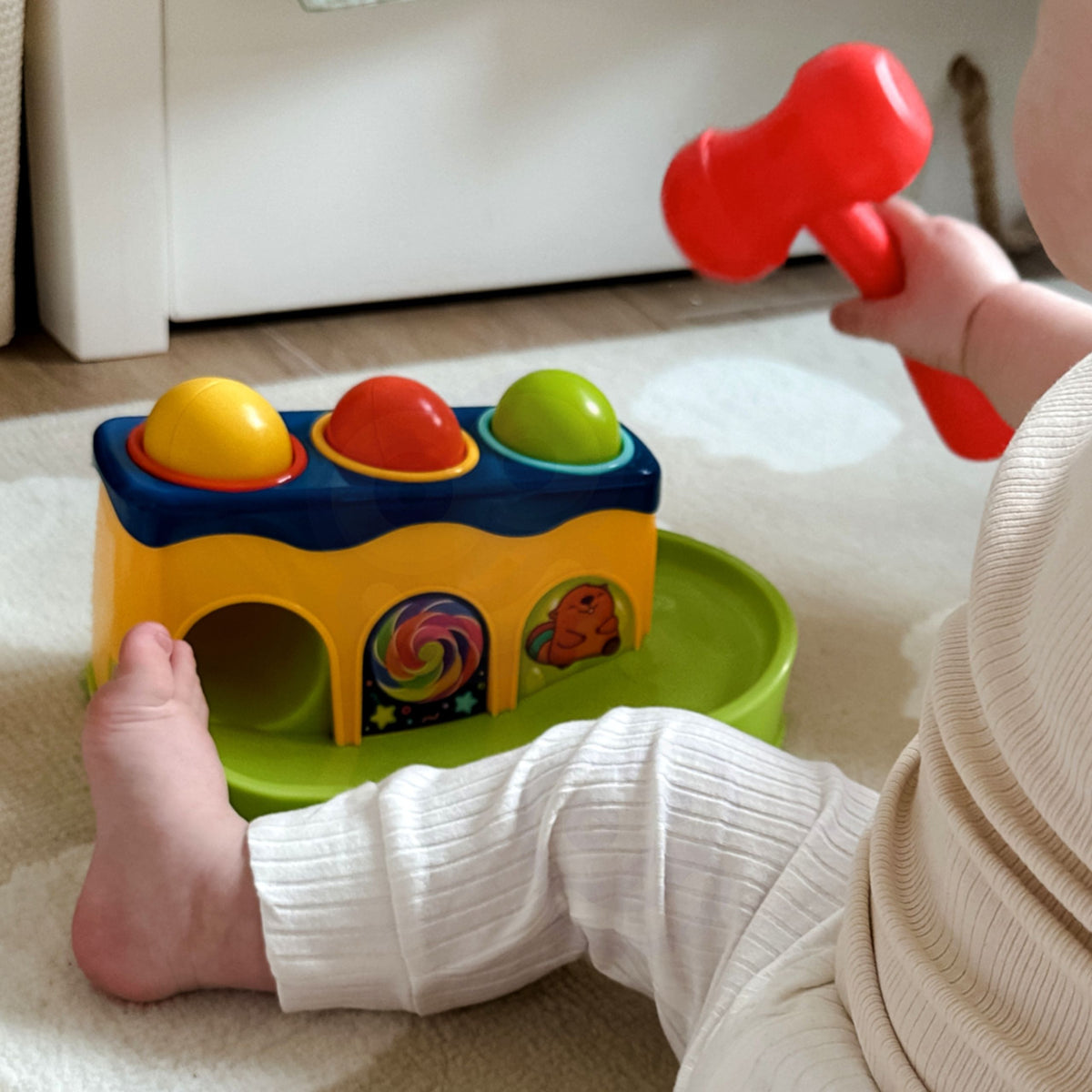 Bumbiņu slīdkalniņš – iesit bumbiņas ar āmuru