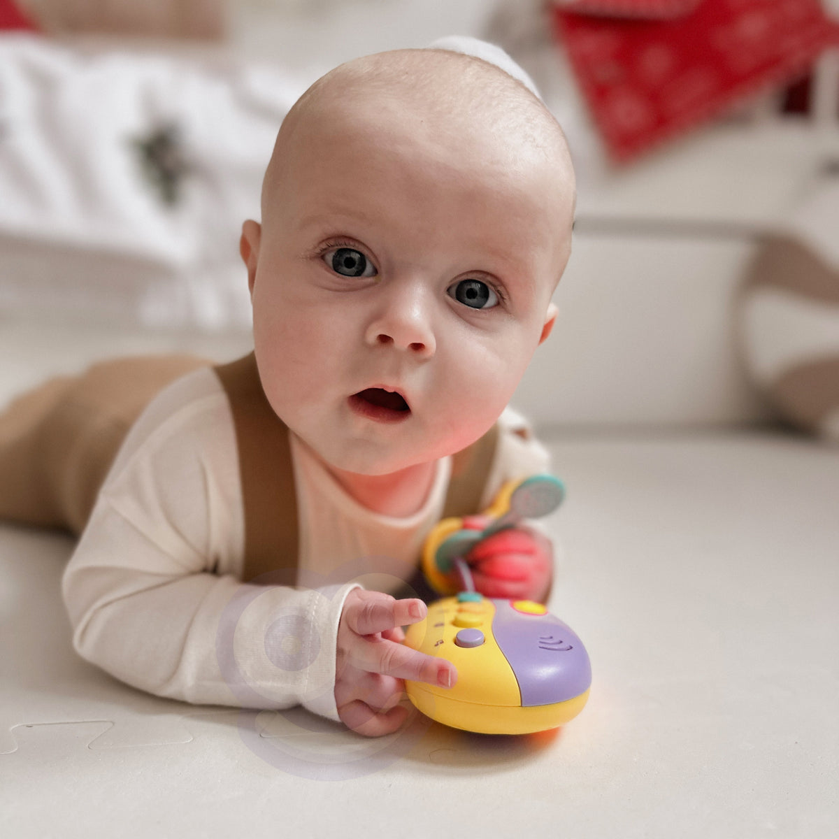 Woopie Baby rotaļu auto atslēgas – mazulis tur atslēgas