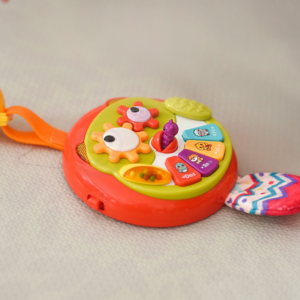 Woopie Baby pūce ar klavierītēm – klavierītes uz vēdera