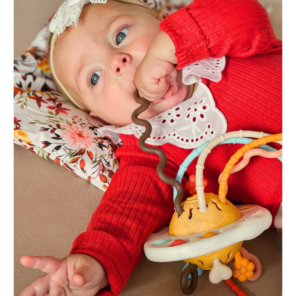 Sensory UFO toy – strings make sounds and vibrations when pulled