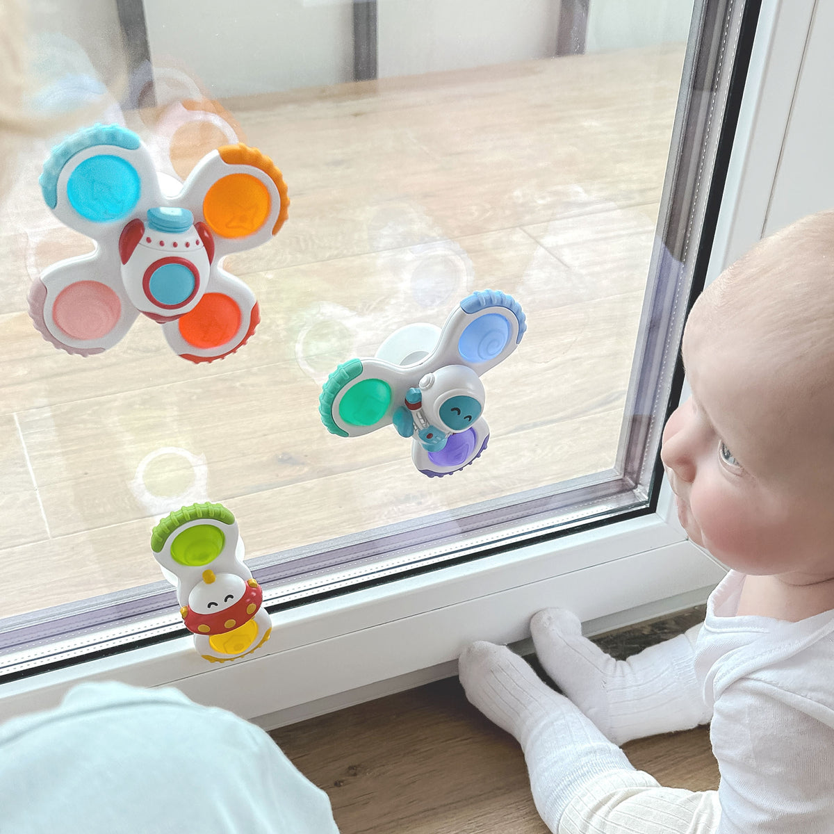 Woopie Baby space spinners – spinners stuck to a window