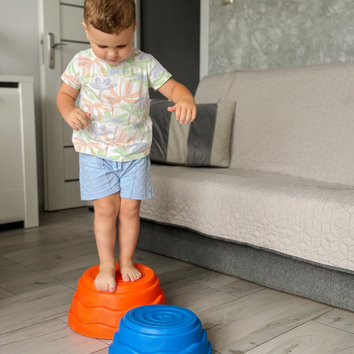 Bērns pāriet pāri līdzsvara akmeņu šķēršļu joslai