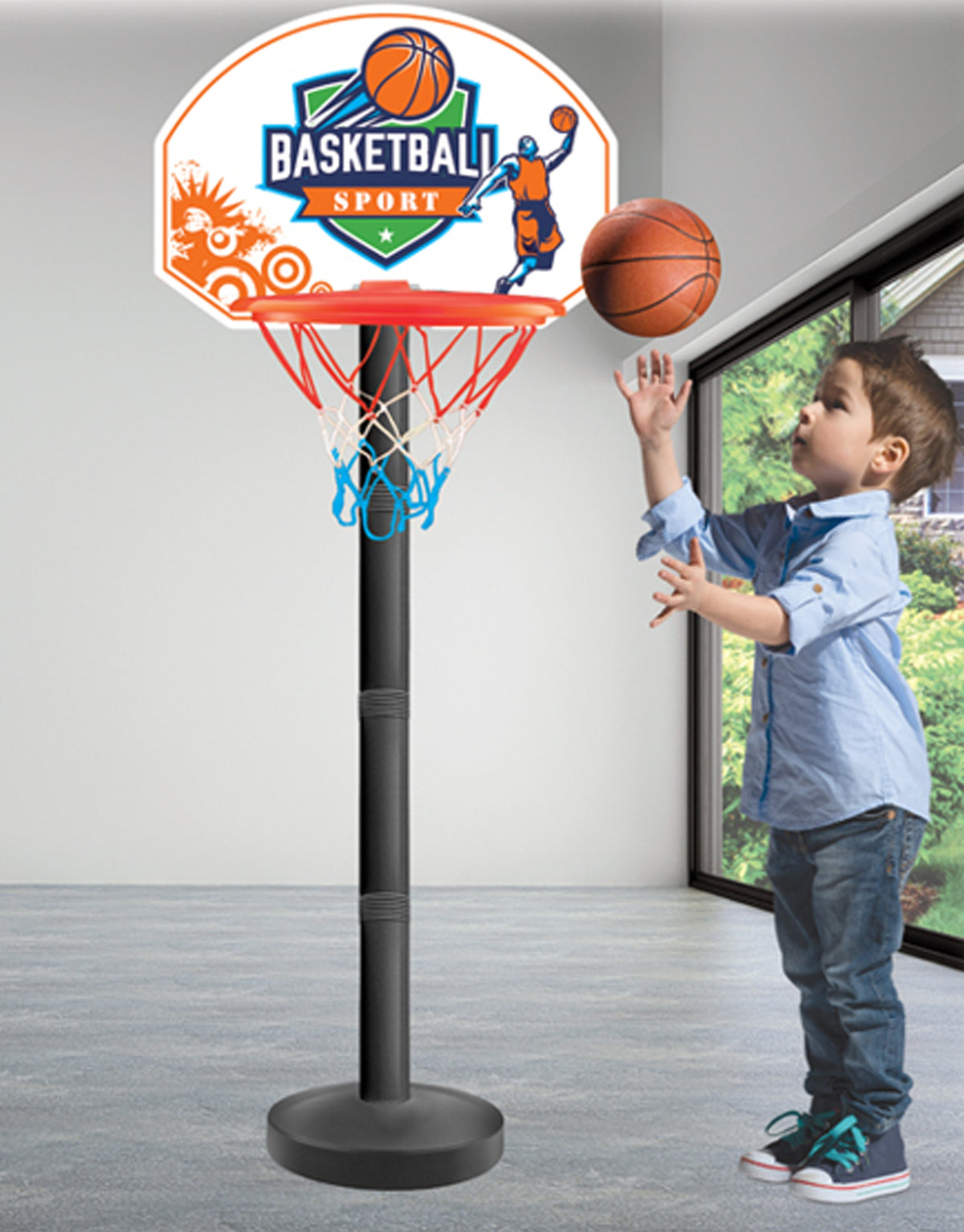 Bērns met bumbu bērnu basketbola grozā ar tīklu