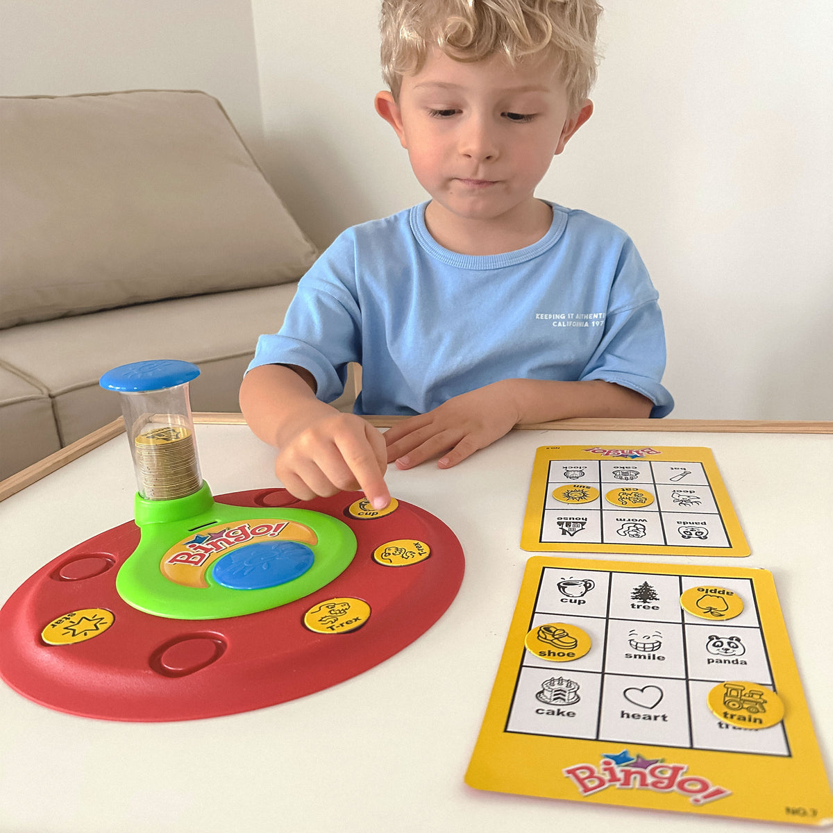 Bingo rats izber attēlu žetonus uz galda