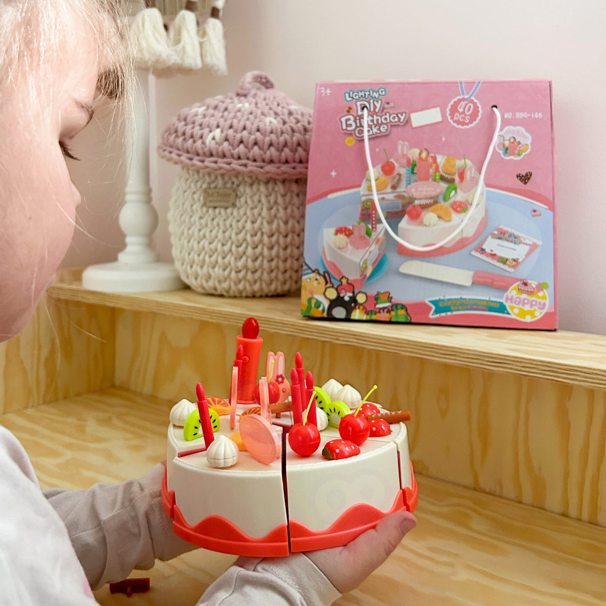 Rozā rotaļu torte sagriezta sešos gabaliņos