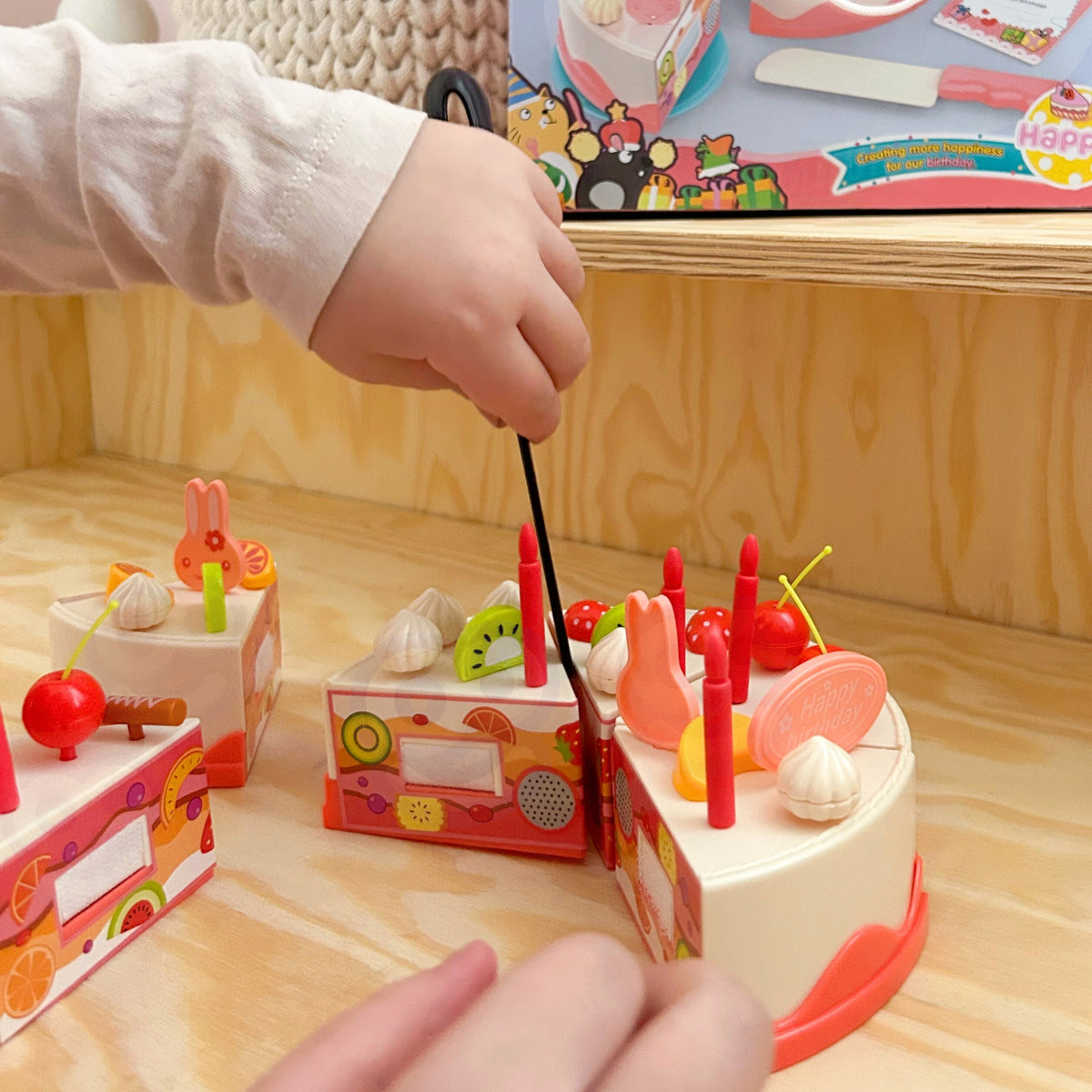 Zaķīšu un augļu rotājumi rotaļu tortes izrotāšanai