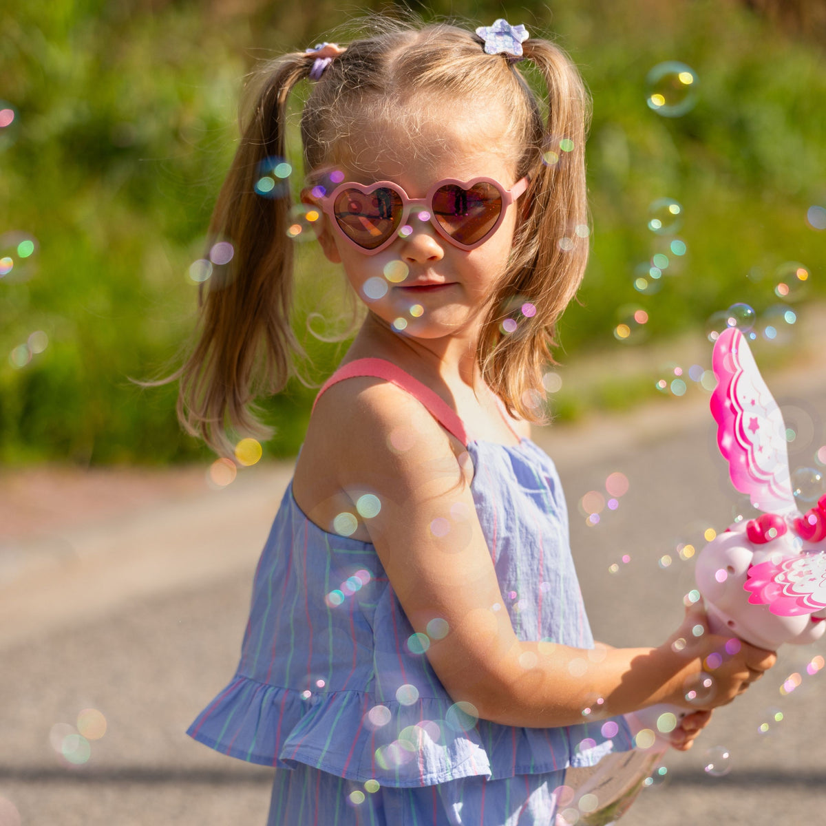 Unicorn bubble machine with moving pink wings