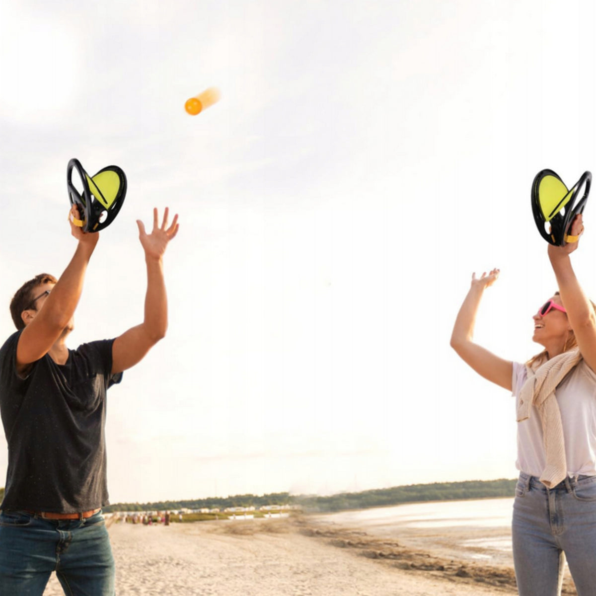 Throw and catch game for the garden, park and beach