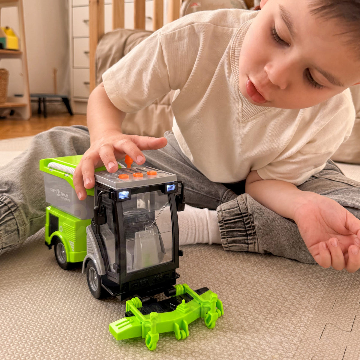 Woopie 1:16 street sweeper – detailed driver's cab