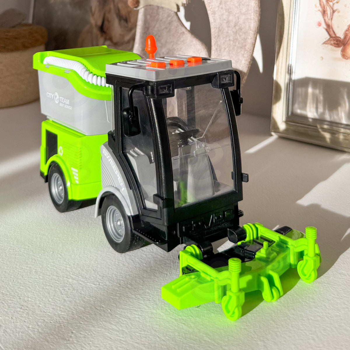 Woopie 1:16 street sweeper – opening engine hood