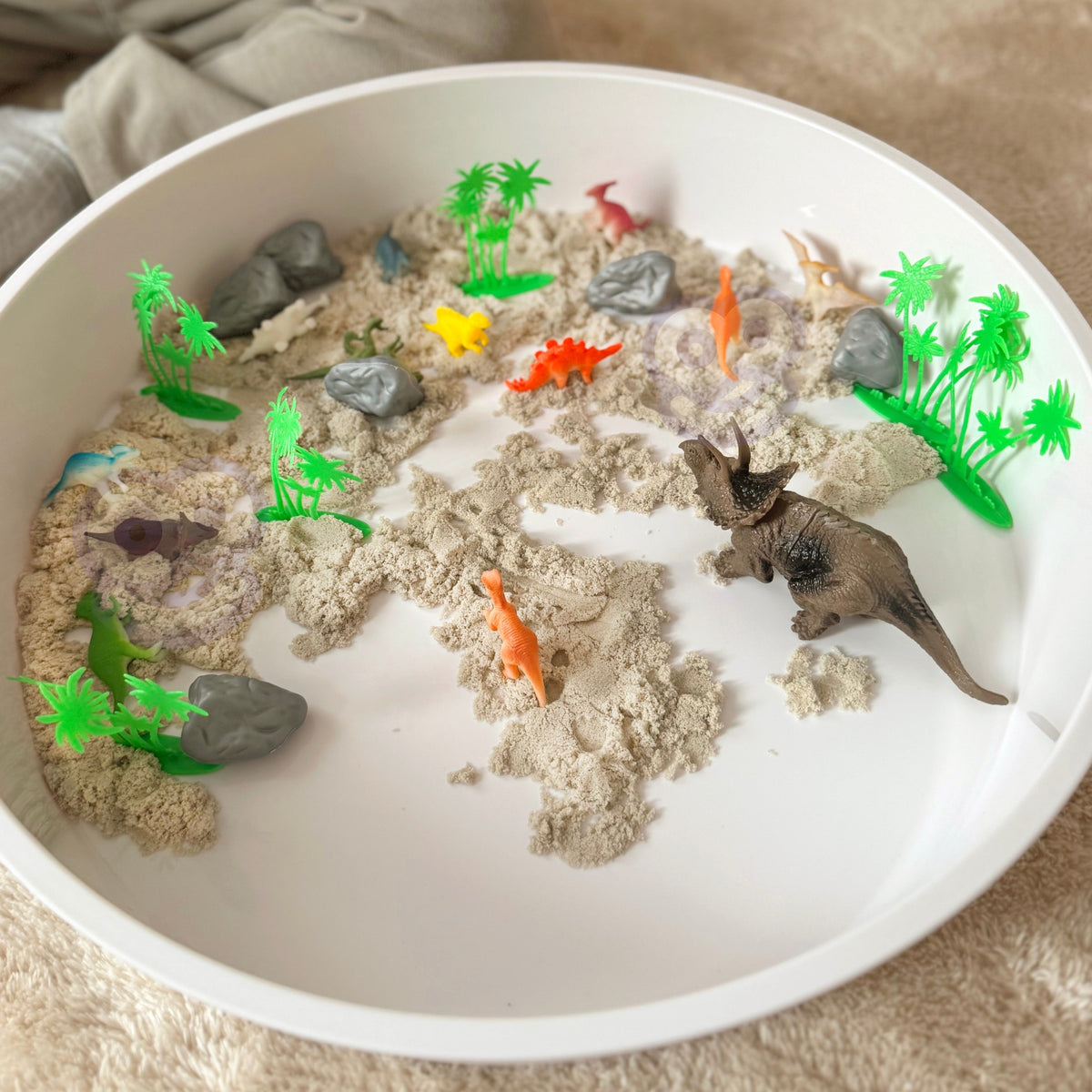 Dinosaur figures – lidded storage bucket with handle