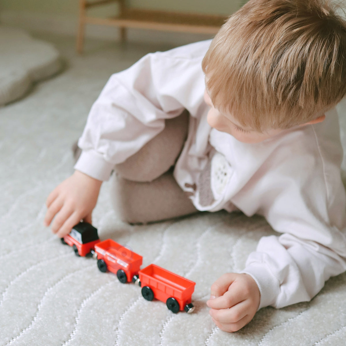 Electric toy train – carriages join with strong magnets