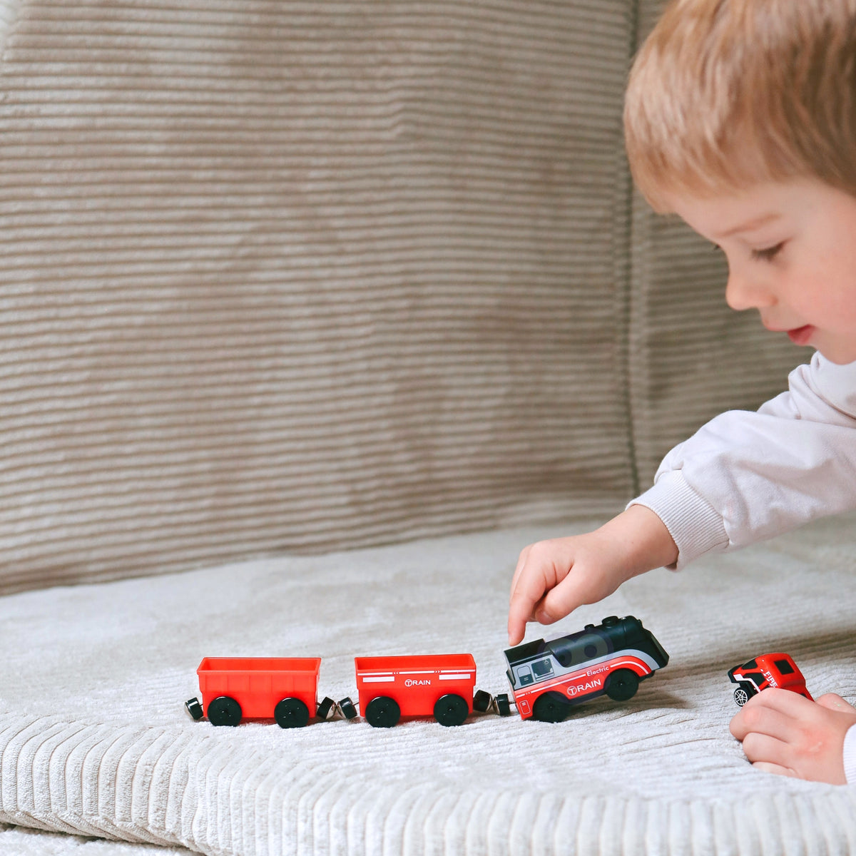 Electric toy train – fits most wooden tracks 4 cm wide