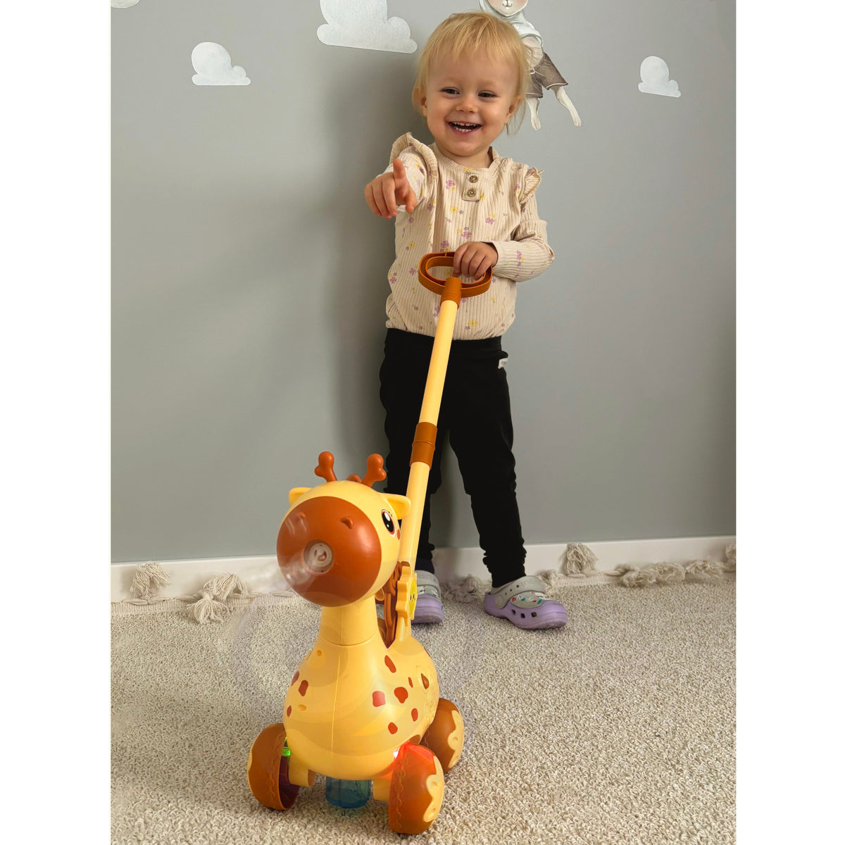 Woopie giraffe bubble pusher – bubbles flying from the giraffe