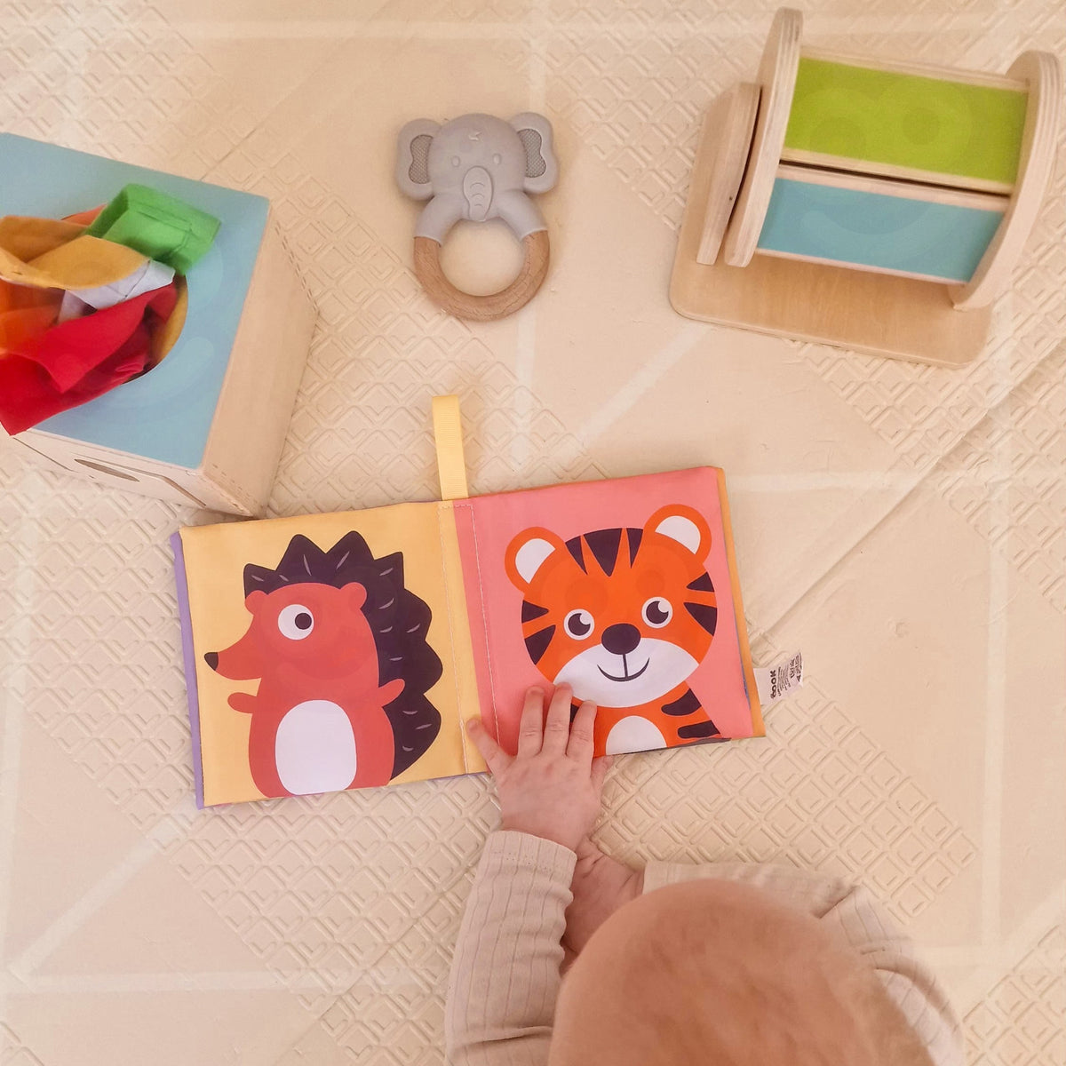 Woopie GREEN Montessori box 5–6 m – fabric sensory book