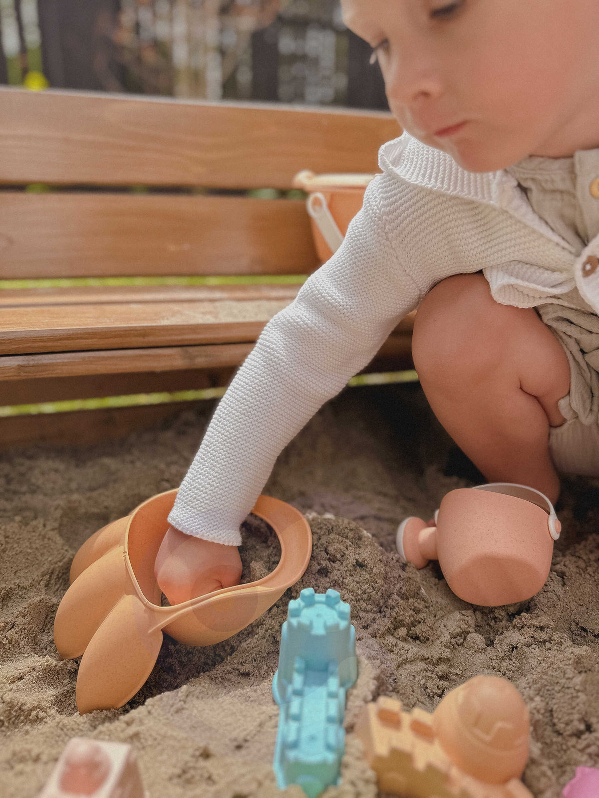 Claw sand scoop – pastel design for the sandpit