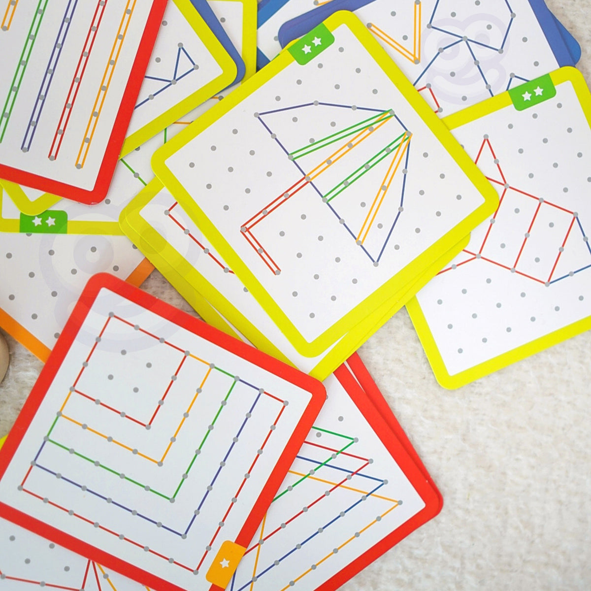Wooden geoboard – 40 patterns on double-sided cards