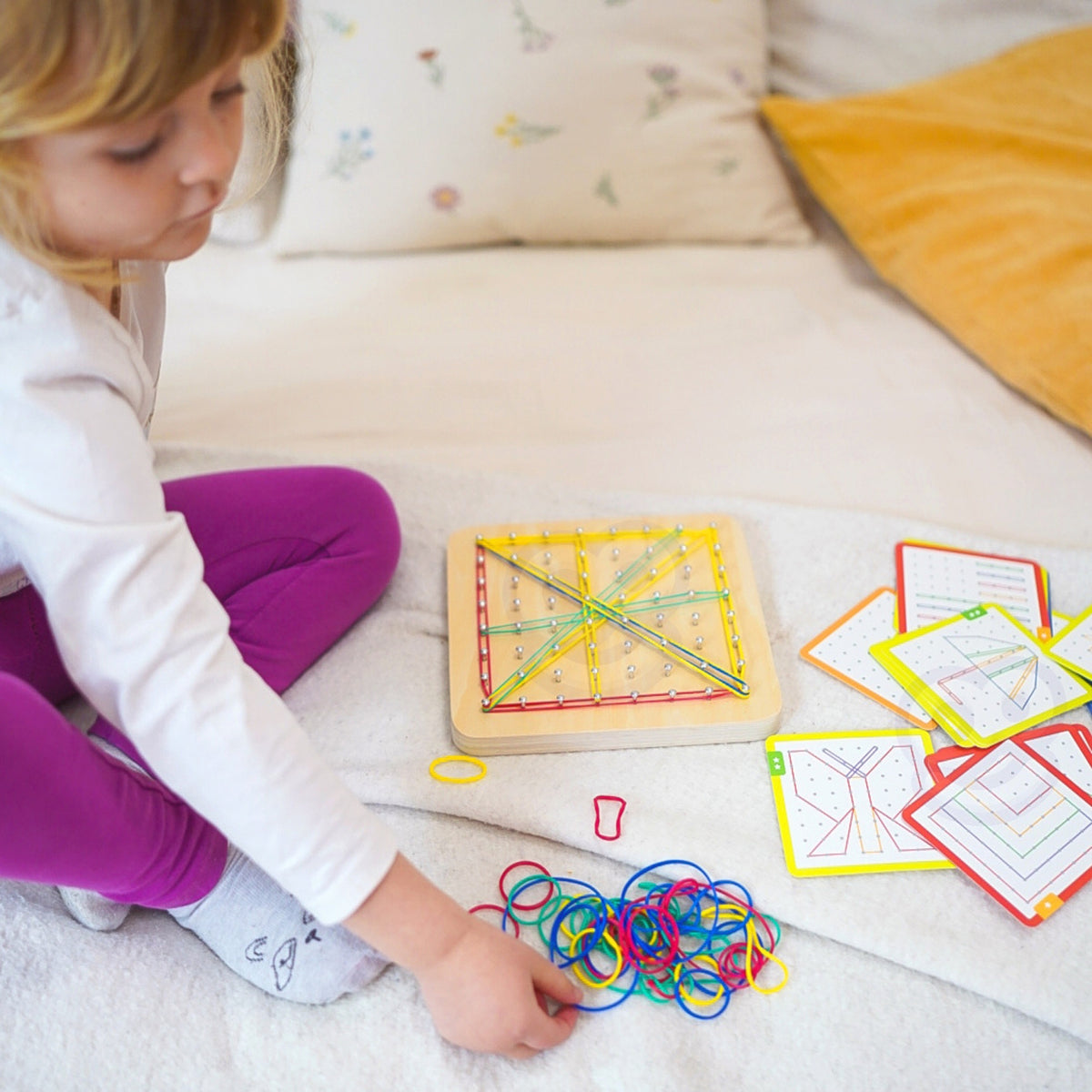 Wooden geoboard – box with a carry handle
