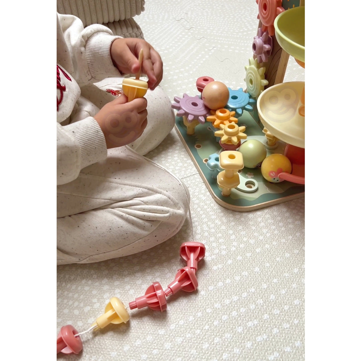 Montessori aktivitāšu koks – vēršana un tapiņas iesišanai