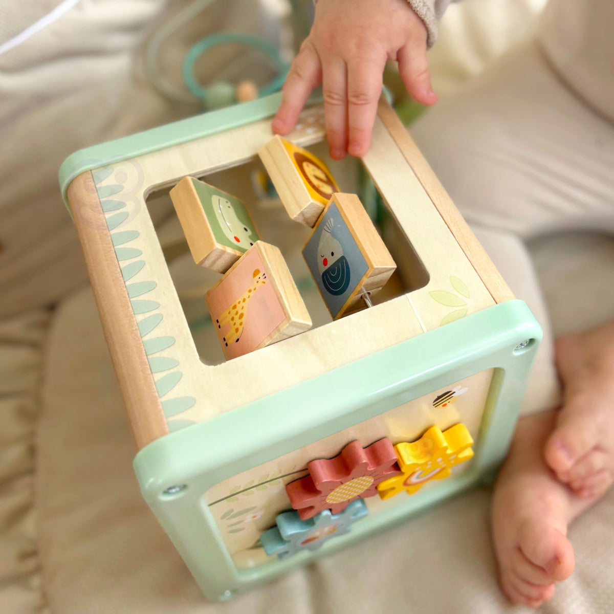 Pastel activity cube – turning blocks with animal pictures