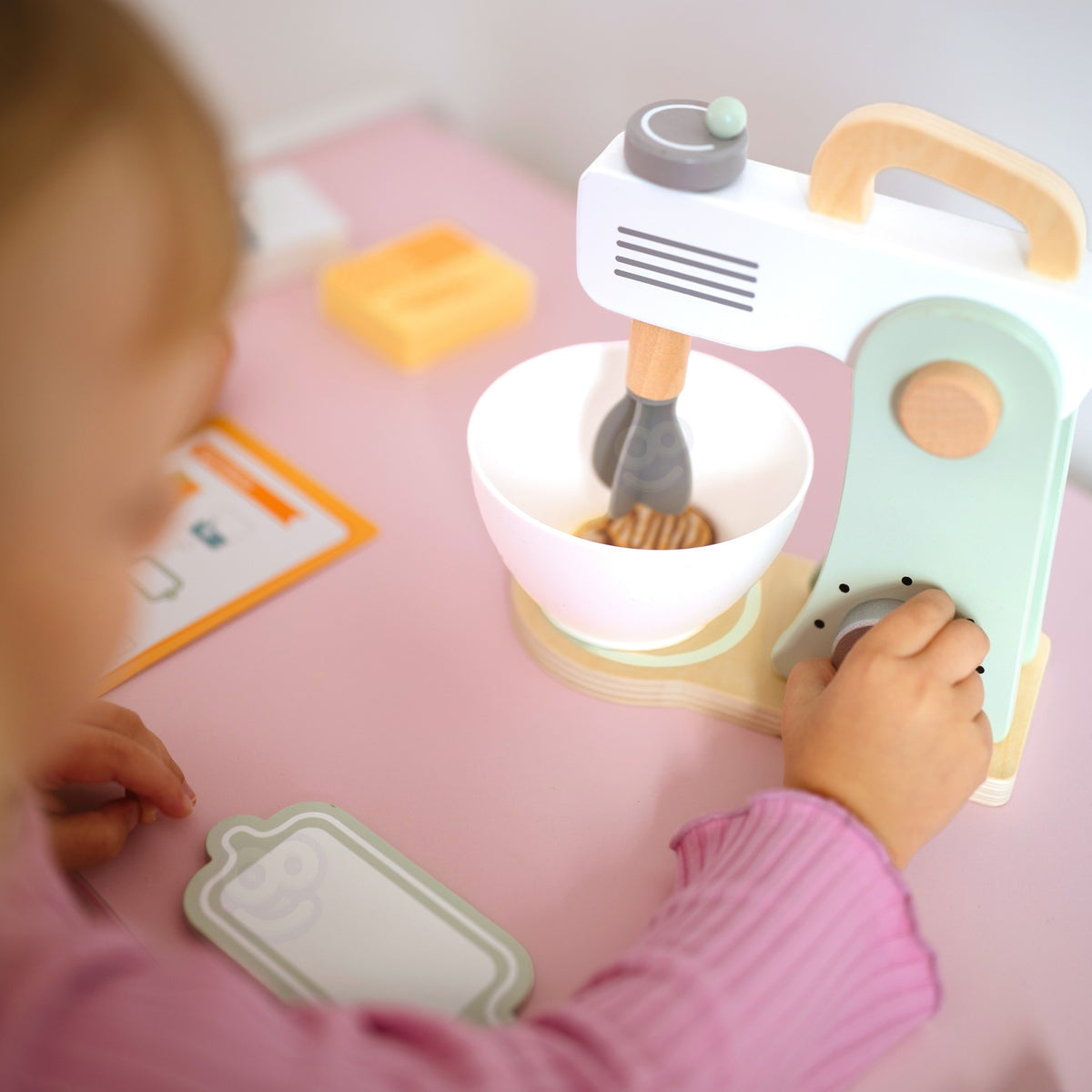 Woopie Green wooden mixer – recipe card and cookies