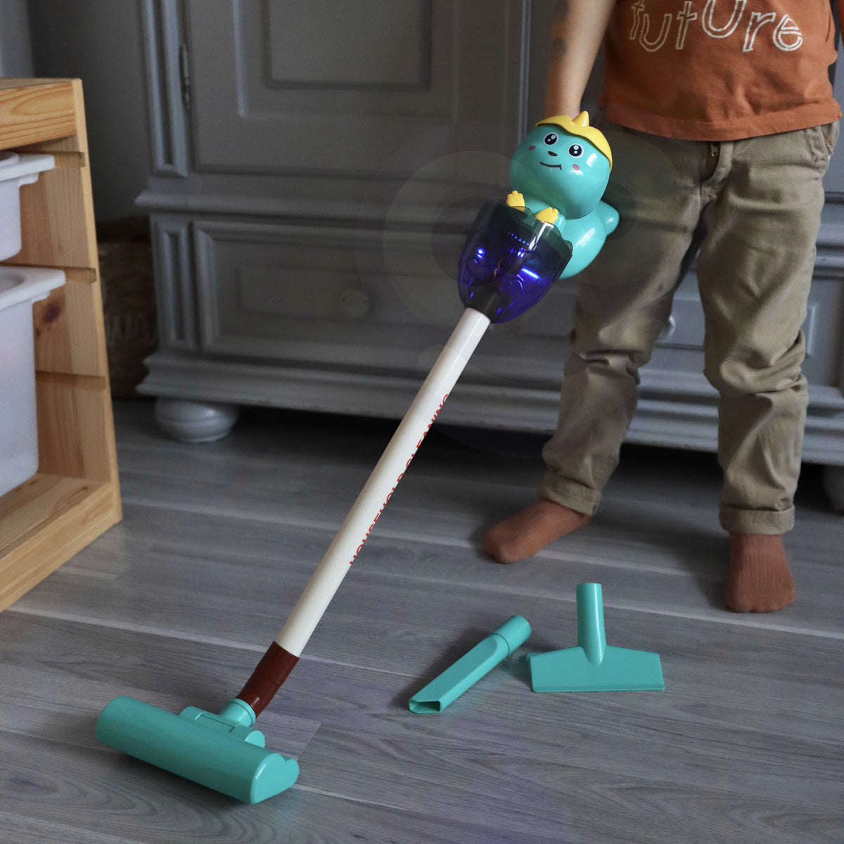 Woopie Dino rotaļu putekļsūcējs – bērns sūc grīdu