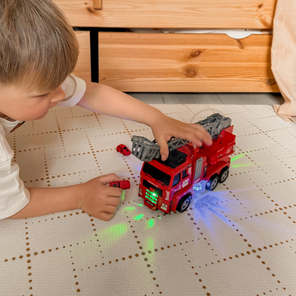 Toy fire truck – extending, turning ladder