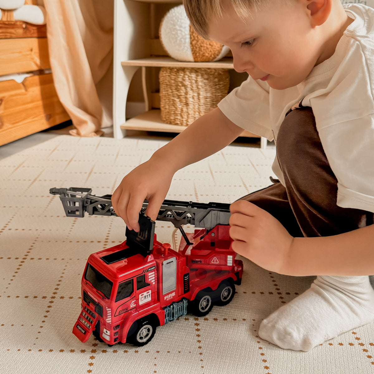 Toy fire truck – water cannon and LED lights