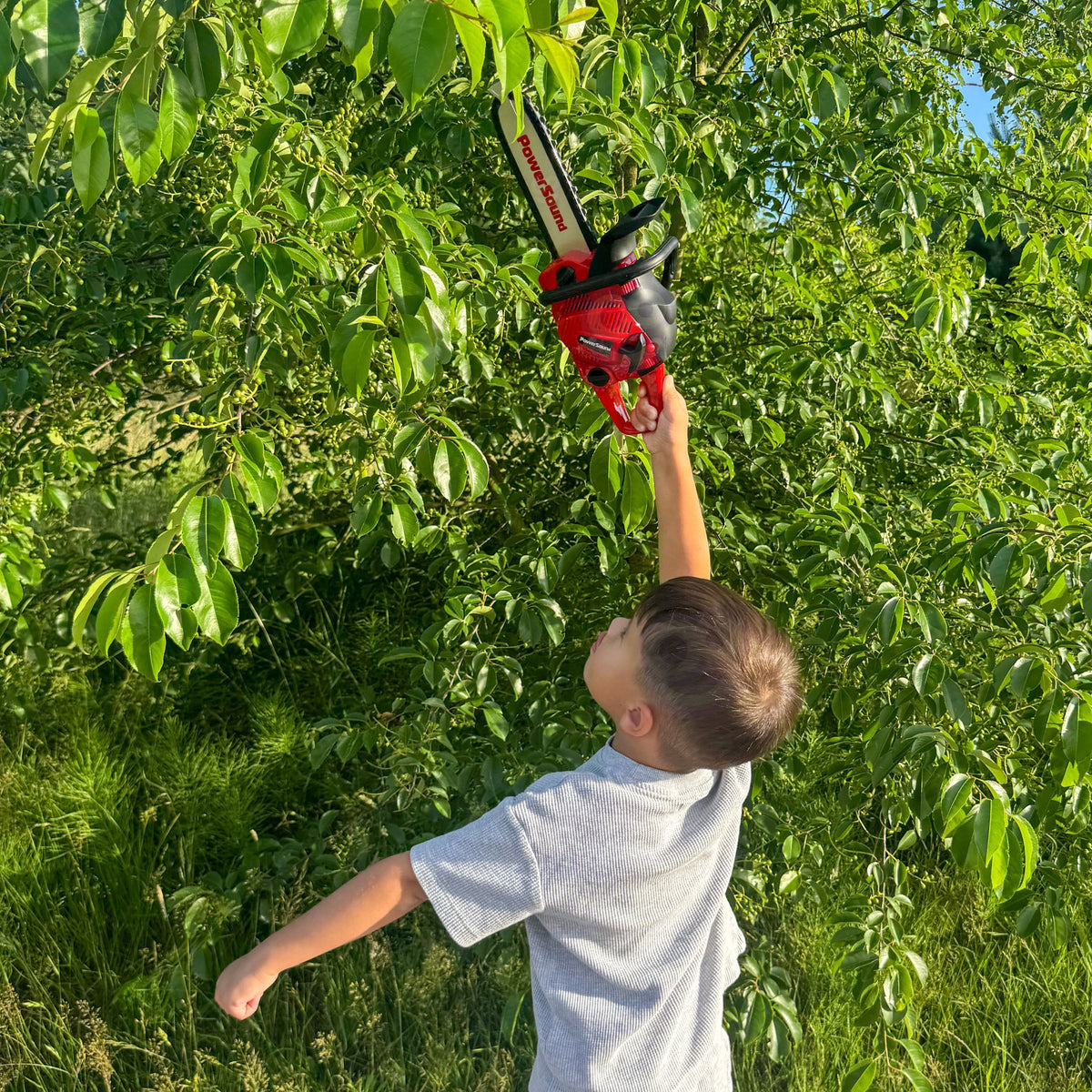 Toy chainsaw – pull-start handle like a real saw