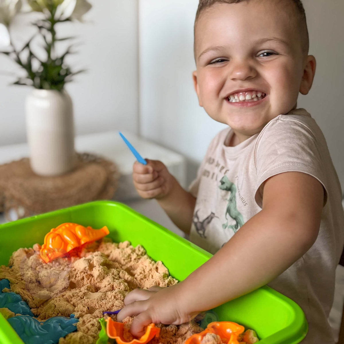 Spēļu paplāte, kas notur kinētiskās smiltis vienuviet