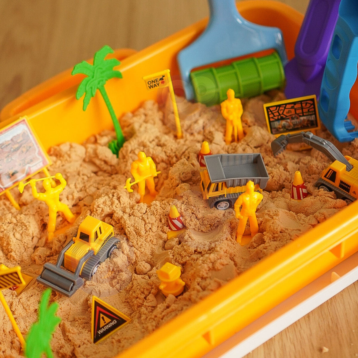 Kinetic sand set – worker figures and construction signs