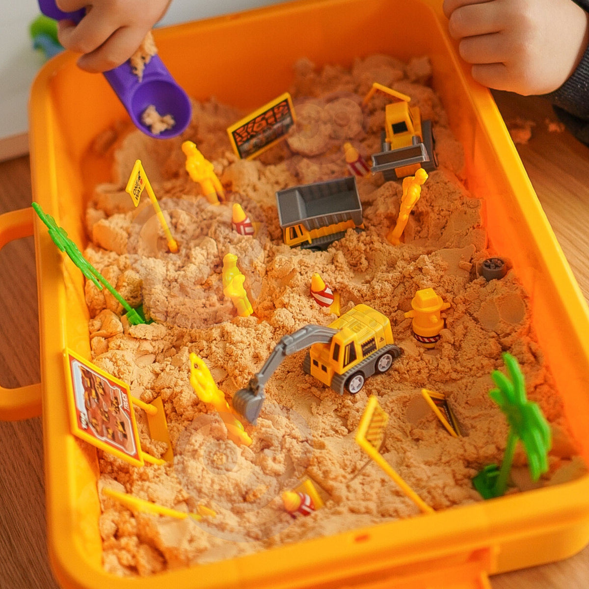 Kinetic sand set – carry case that opens into a play tray