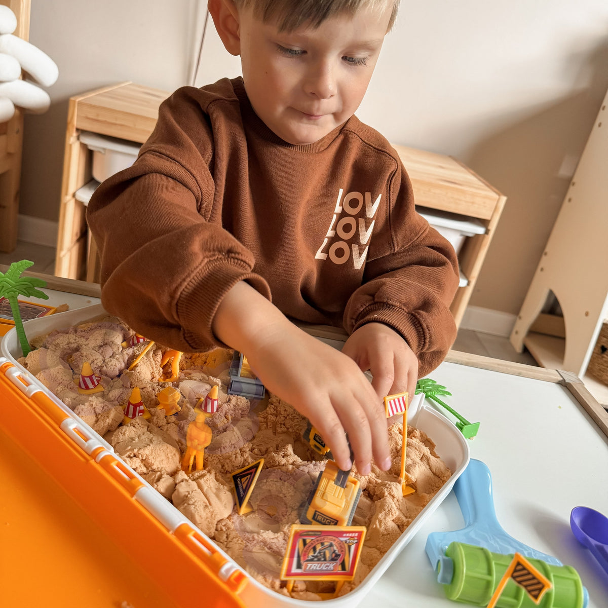 Kinetic sand construction site – case doubles as a play board