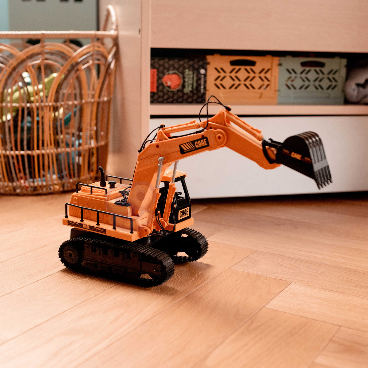 Woopie RC excavator on tracks – arm and bucket scooping sand