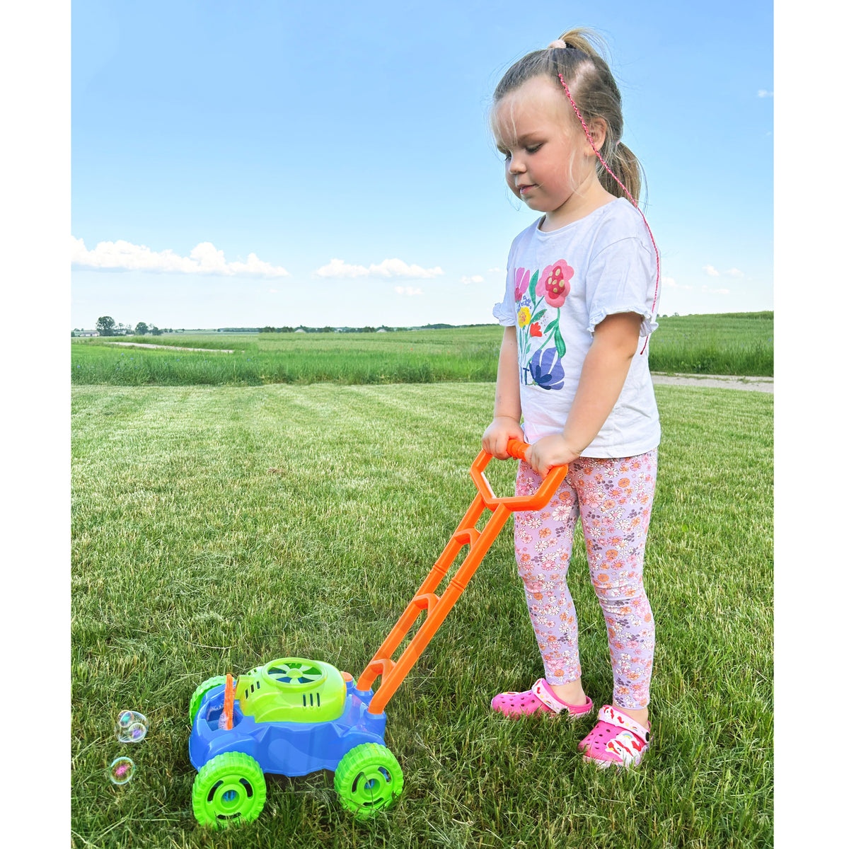Woopie bubble lawn mower – bubbles from eight rings