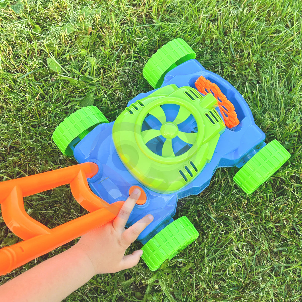 Woopie bubble lawn mower – child mowing the garden
