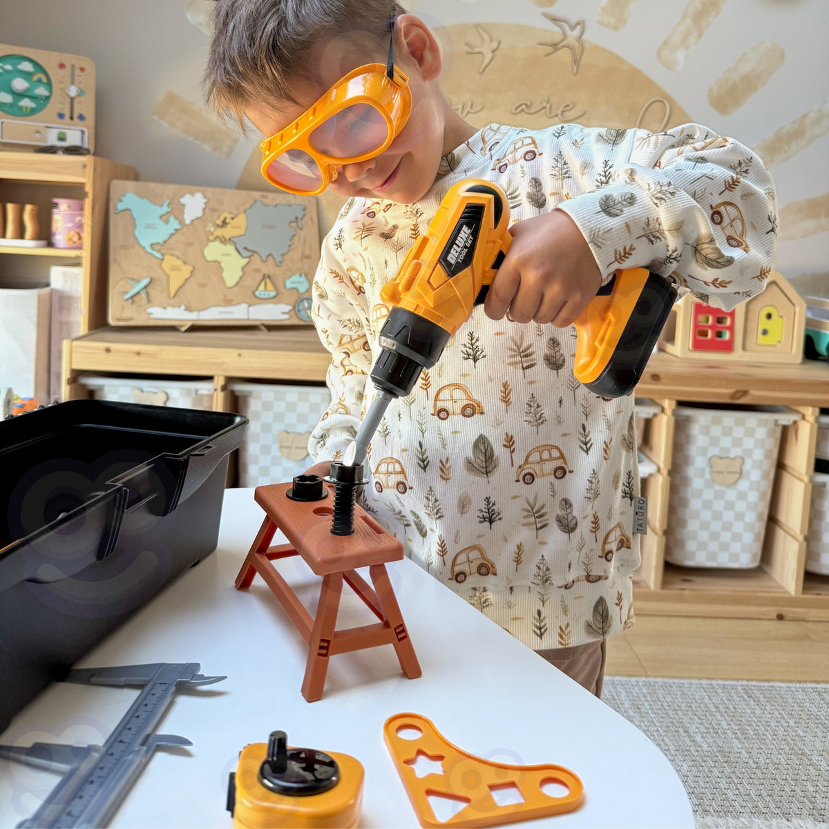 Toy electric screwdriver with interchangeable bits