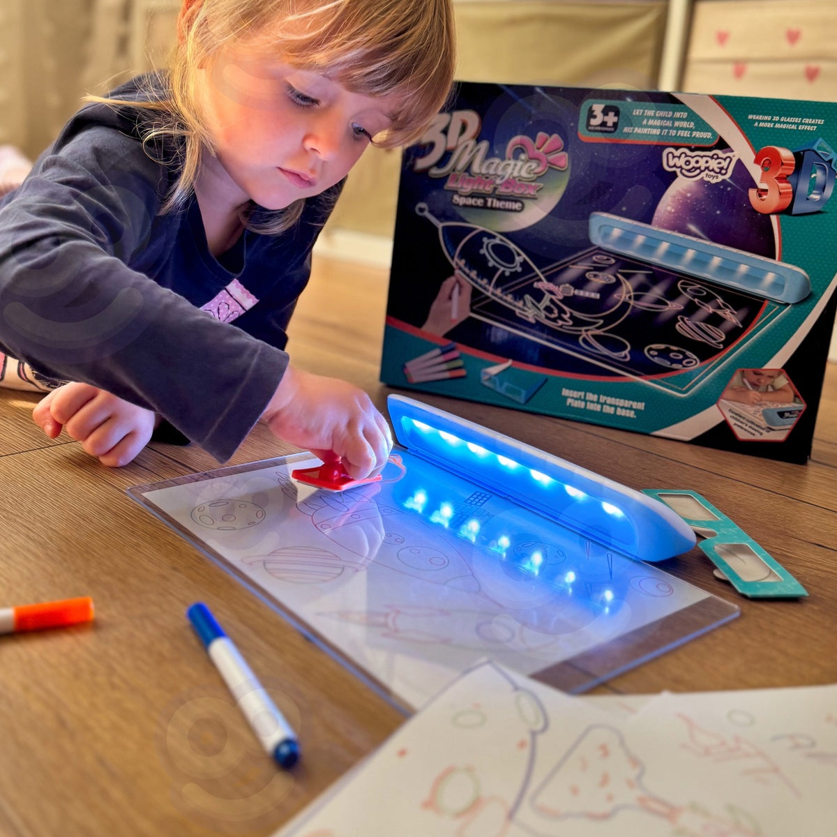 LED apgaismota tāfele ar neona flomāsteru zīmējumiem