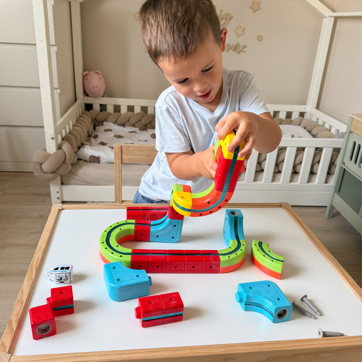 Woopie Magic Cube track 32 pcs – red blocks and green curves