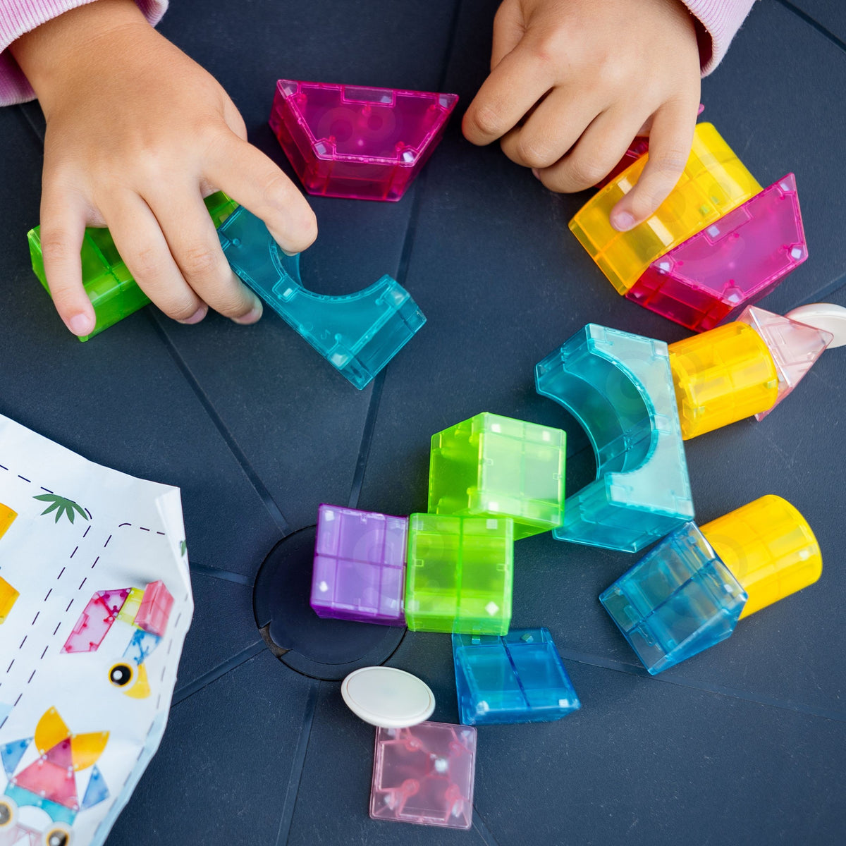 Magnetic blocks set in its box – 21 pieces