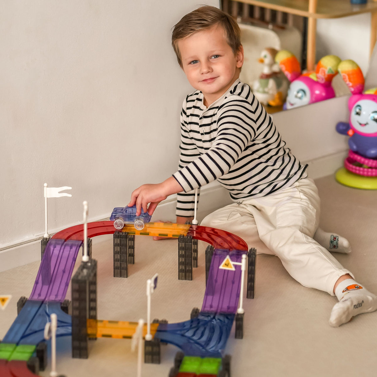 Magnetic race track – clear coloured parts that click together