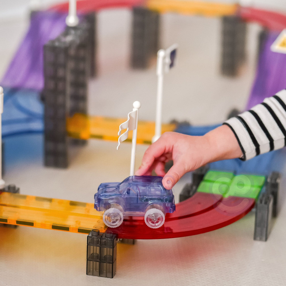 Magnetic race track – build bridges, ramps and bends