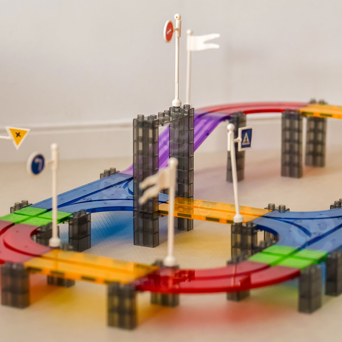 Magnetic race track – road signs and flags included
